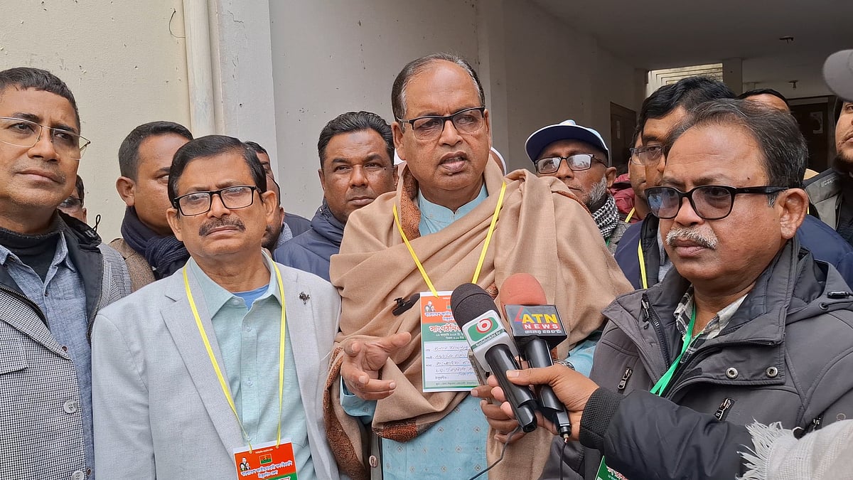 ঠাকুরগাঁওয়ে জেলা বিএনপি আয়োজিত সাংগঠনিক সভায় যোগদানের আগে সাংবাদিকদের সঙ্গে আলাপ করেন শামসুজ্জামান দুদু। বৃহস্পতিবার জেলা শিল্পকলা একাডেমি মিলনায়তনের সামনে