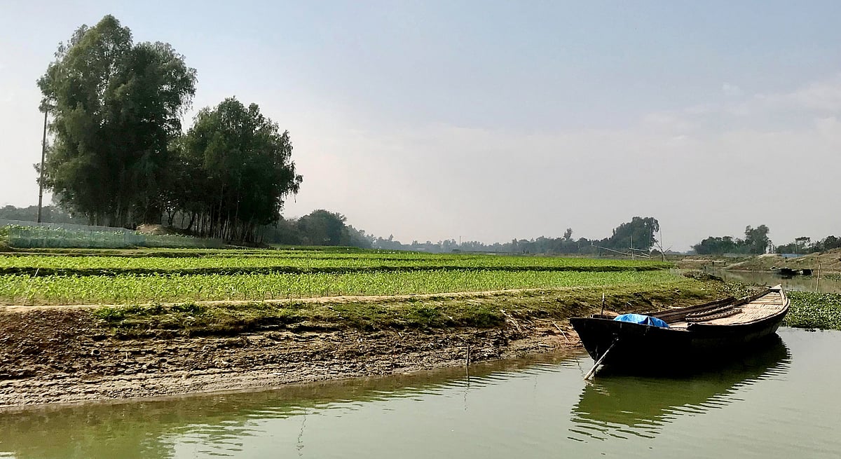 শীত মৌসুমে ছোট যমুনা নদীতে পানির প্রবাহ কমে গেছে। নওগাঁর আত্রাই উপজেলার জাতোপাড়া এলাকায়