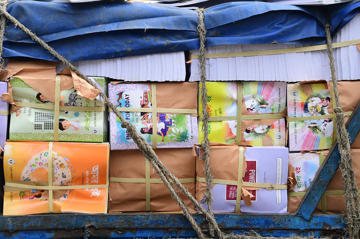 পুরান ঢাকার বাংলাবাজার ইস্পাহানি গলির বিভিন্ন গুদামে অভিযান চালিয়ে বিনা মূল্যে বিতরণের জন্য ছাপা দুই ট্রাকভর্তি প্রায় ১০ হাজার সরকারি বই জব্দ করা হয়