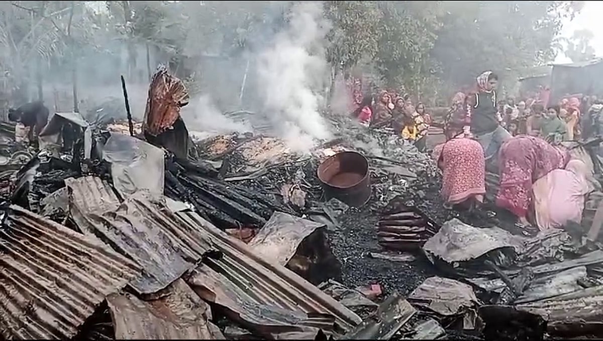 নোয়াখালীর হাতিয়া উপজেলায় অগ্নিকাণ্ডে পুড়ে যাওয়া দোকান। আজ সকালে নলচিরাঘাট-সংলগ্ন আফাজিয়া বাজারে