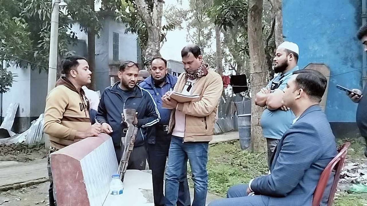 নোয়াখালীর চাটখিল থানা থেকে গত ৫ আগস্ট লুট হওয়া একটি রাইফেল থানার পুকুর থেকে উদ্ধার করা হয়। আজ বিকেলে তোলা