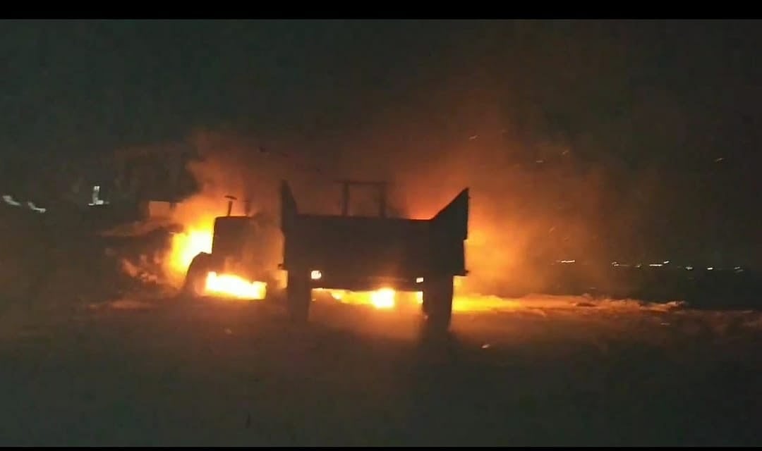 কক্সবাজারের মহেশখালীর মাতারবাড়ী গভীর সমুদ্র বন্দর নির্মাণকাজে ব্যবহৃত যন্ত্রাংশ পুড়িয়ে দেওয়া হয়েছে। আজ বৃহস্পতিবার সকালে নাসির মোহাম্মদ ডেইল এলাকার পশ্চিমে সাগর পাড়ে