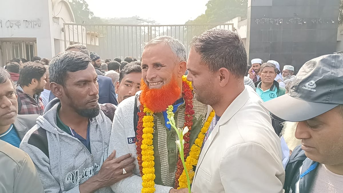 গাজীপুরের কাশিমপুর কেন্দ্রীয় কারাগার থেকে জামিনে মুক্তি পেয়েছেন বিডিআর বিদ্রোহের ঘটনায় বিস্ফোরক মামলার এক আসামি। তাঁকে নিতে এসেছেন স্বজনেরা