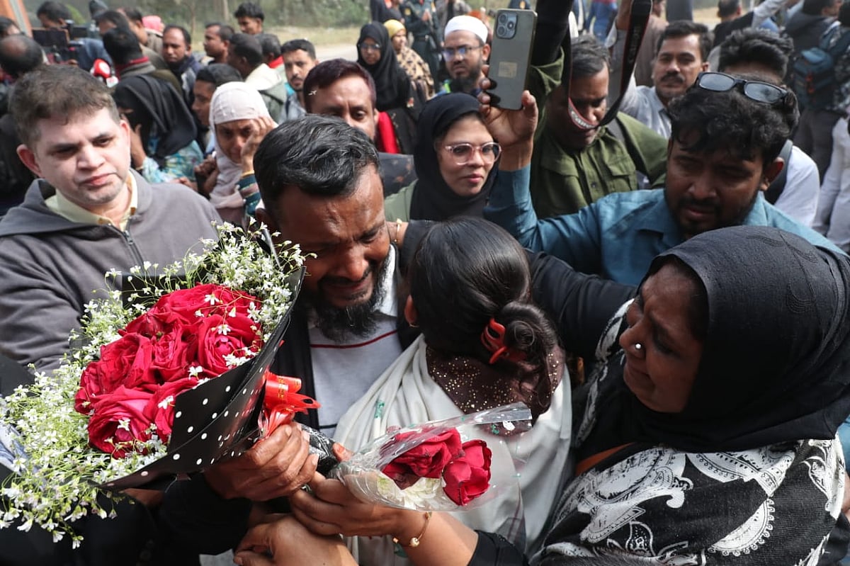 বিডিআর বিদ্রোহের ঘটনায় হওয়া মামলায় জামিনের পর কেরানীগঞ্জে কেন্দ্রীয় কারাগার থেকে মুক্তির পর স্বজনদের সাথে কান্নায় ভেঙে পড়েন অনেক বিডিয়ার সদস্য