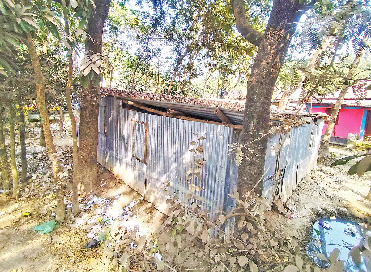 এই ঘরেই পাঠদান চলে খাড়াতাইয়া পূর্বপাড়া সরকারি প্রাথমিক বিদ্যালয়ের