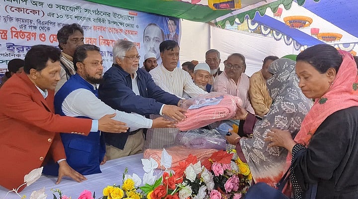 কেরানীগঞ্জের কালিন্দীতে শীতবস্ত্র বিতরণ অনুষ্ঠানে বক্তব্য দেন আমানউল্লাহ আমান। আজ শুক্রবার বিকেলে