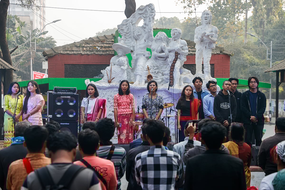 এনসিটিবির সামনে আদিবাসী ও অধিকার কর্মীদের উপর হামলায় জড়িতদের দৃষ্টান্তমূলক শাস্তি ও পাঠ্যবইয়ে আদিবাসী শব্দ সম্বলিত গ্রাফিতি পুনর্বহালের দাবিতে প্রতিবাদী সাংস্কৃতিক সমাবেশ করে বাংলাদেশ ইন্ডিজেনাস অর্টিস্ট ইউনিটি। গতকাল ঢাকা বিশ্ববিদ্যালয়ের স্বোপার্জিত স্বাধীনতা চত্বর