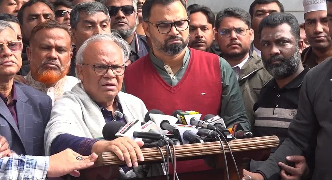 আরাফাত রহমানের মৃত্যুবার্ষিকী উপলক্ষে দোয়া অনুষ্ঠানের পর সাংবাদিকদের সঙ্গে কথা বলছেন বিএনপি নেতা রুহুল কবির রিজভী। আজ ২৪ জানুয়ারি, রাজধানীর বনানী কবরস্থান প্রাঙ্গণ–