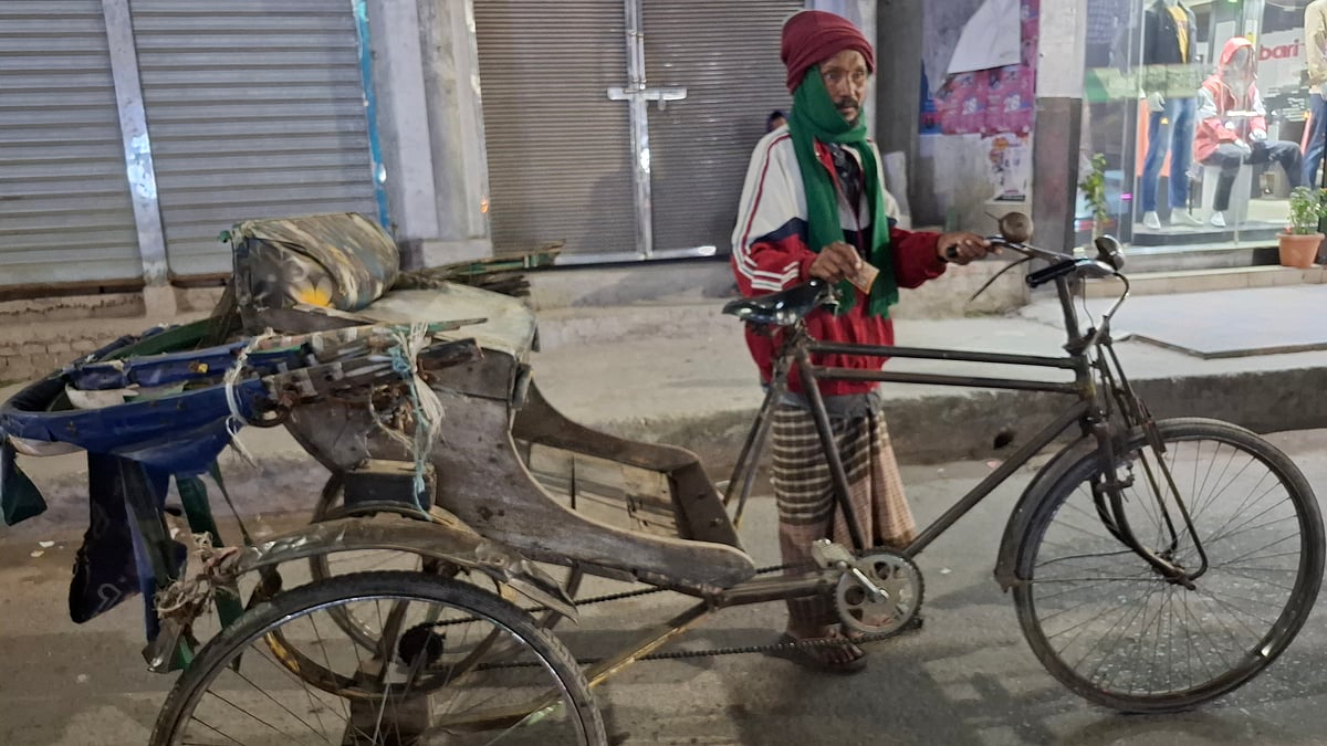 জরাজীর্ণ রিকশা নিয়ে বের হয়েছেন চালক মন্টু। সম্প্রতি রাজশাহী নগরের অলকার মোড় এলাকায়