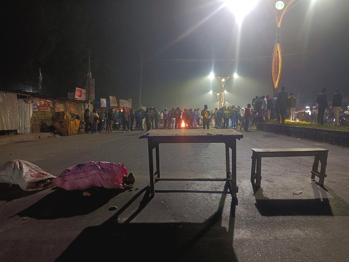 রাজশাহী কলেজ শিক্ষার্থীর মৃত্যুর ঘটনায় ঢাকা-রাজশাহী মহাসড়ক অবরোধ করে স্থানীয় লোকজনের বিক্ষোভ। আজ শুক্রবার রাতে বিশ্ববিদ্যালয়ের বিনোদপুর ফটক–সংলগ্ন মহাসড়কে