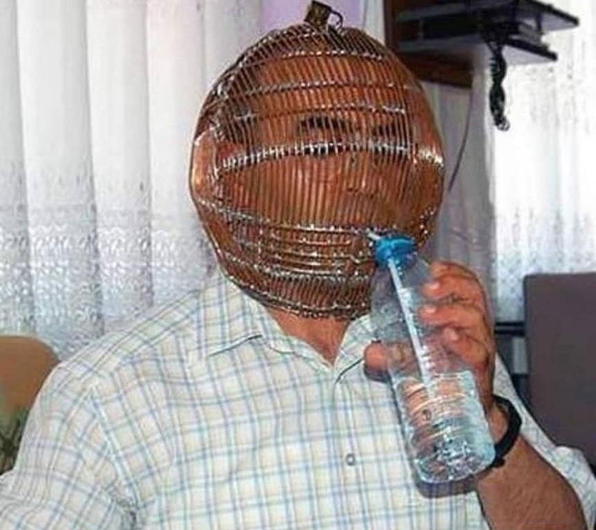 খাঁচা পরা অবস্থায় স্ট্র দিয়ে পানি পান করছেন ইব্রাহিম ইউসেল