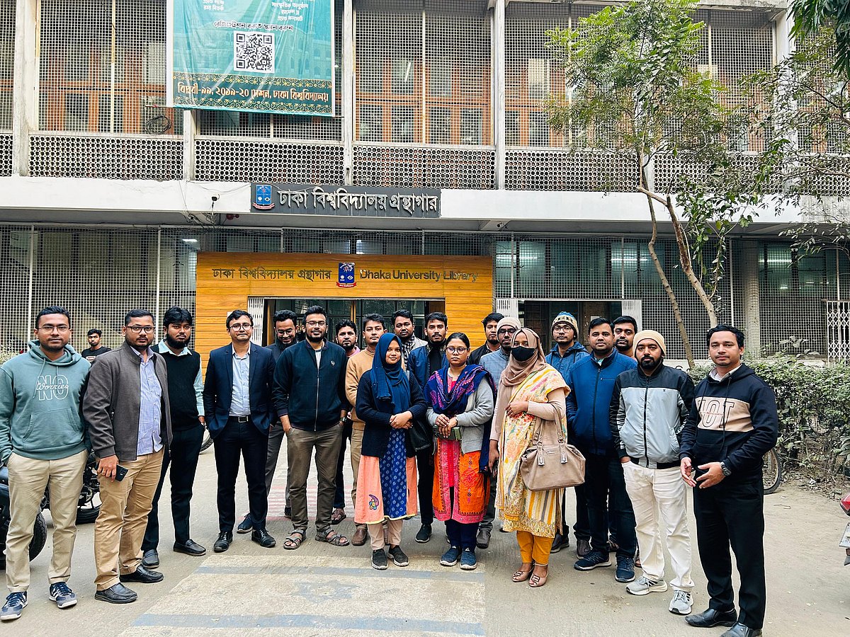 ২২৭ জনের প্রজ্ঞাপন হয়নি এখনো। রোববারের মধ্যে প্রজ্ঞাপনের দাবি- ঢাকা বিশ্ববিদ্যালয়ের কেন্দ্রীয় লাইব্রেরির সামনে