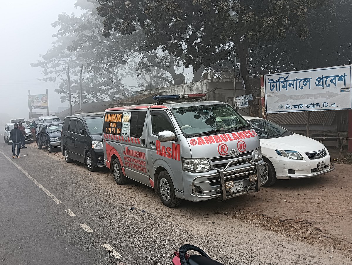 ঘন কুয়াশার কারণে দৌলতদিয়া-পাটুরিয়া নৌপথে ফেরি চলাচল বন্ধ। দৌলতদিয়া টার্মিনালের সামনে গাড়ির লম্বা সারি। আজ শুক্রবার সকালে
