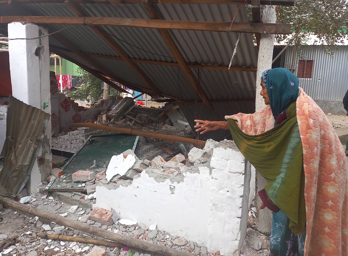 ভেঙে ফেলা শুকুর আলী শাহ ফকিরের মাজার দেখাচ্ছেন শুকুর আলীর স্ত্রী আমেনা বেগম। আজ শুক্রবার দুপুরে ঢাকার ধামরাইয়ের অর্জুন নালাই গ্রামে