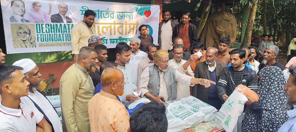 নোয়াখালীর সুবর্ণচর উপজেলায় দেশমাতা ফাউন্ডেশনের উদ্যোগে শীতার্ত মানুষের মাঝে কম্বল বিতরণ করা হয়। আজ বিকেলে উপজেলার খাসেরহাট রাস্তার মাথা এলাকায়