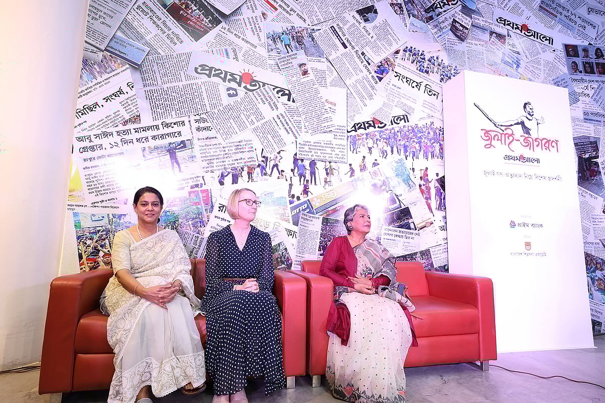 উদ্বোধনী অনুষ্ঠানে (বাঁ থেকে) অন্তর্বর্তী সরকারের পরিবেশ, বন ও জলবায়ু পরিবর্তন মন্ত্রণালয়ের উপদেষ্টা সৈয়দা রিজওয়ানা হাসান, ঢাকায় যুক্তরাজ্যের হাইকমিশনার সারাহ কুক ও সমাজকল্যাণ মন্ত্রণালয়ের উপদেষ্টা শারমীন এস মুরশিদ।