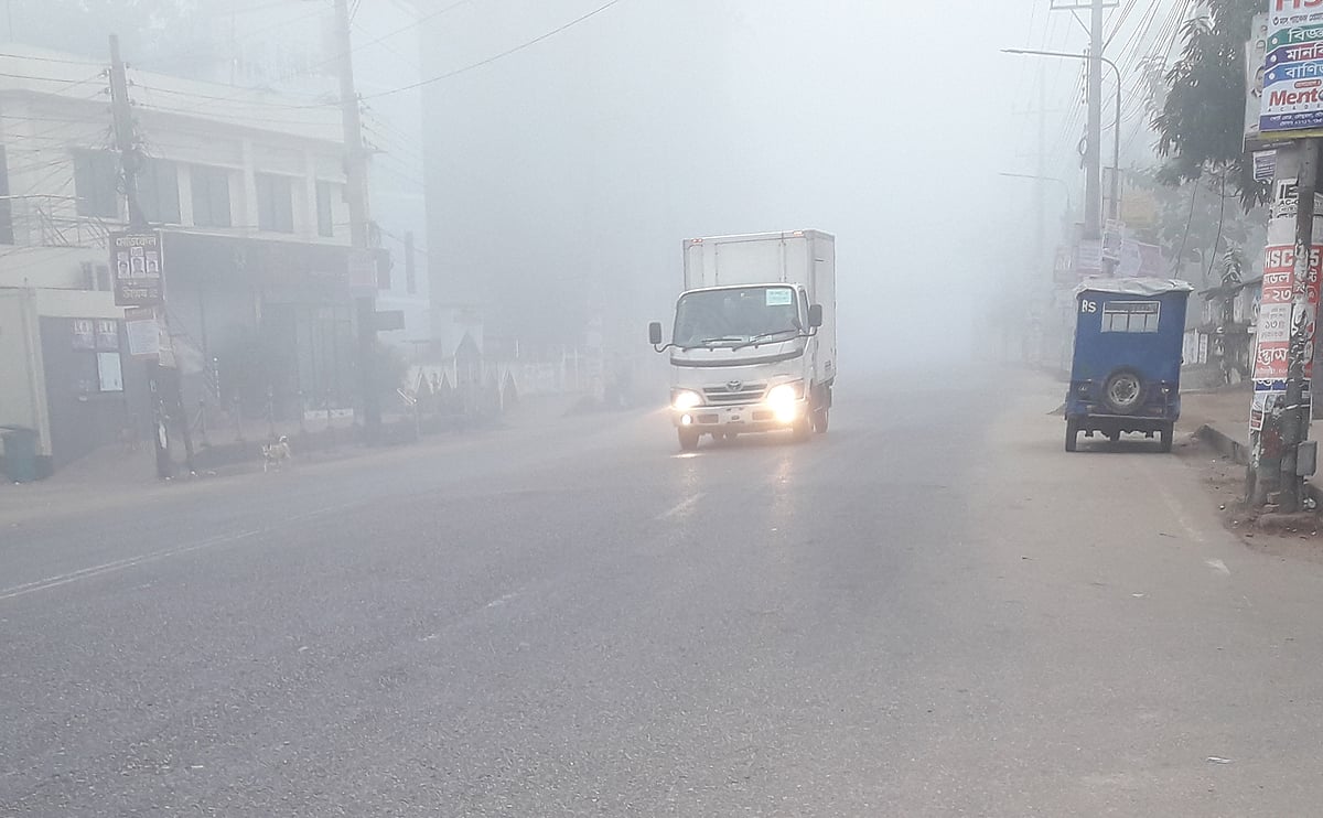 গাঢ় কুয়াশায় আলো জ্বালিয়ে গন্তব্যে ছুটছে গাড়ি। আজ সকাল সোয়া সাতটার দিকে তোলা। কোর্ট রোড, মৌলভীবাজার, ২৪ জানুয়ারি