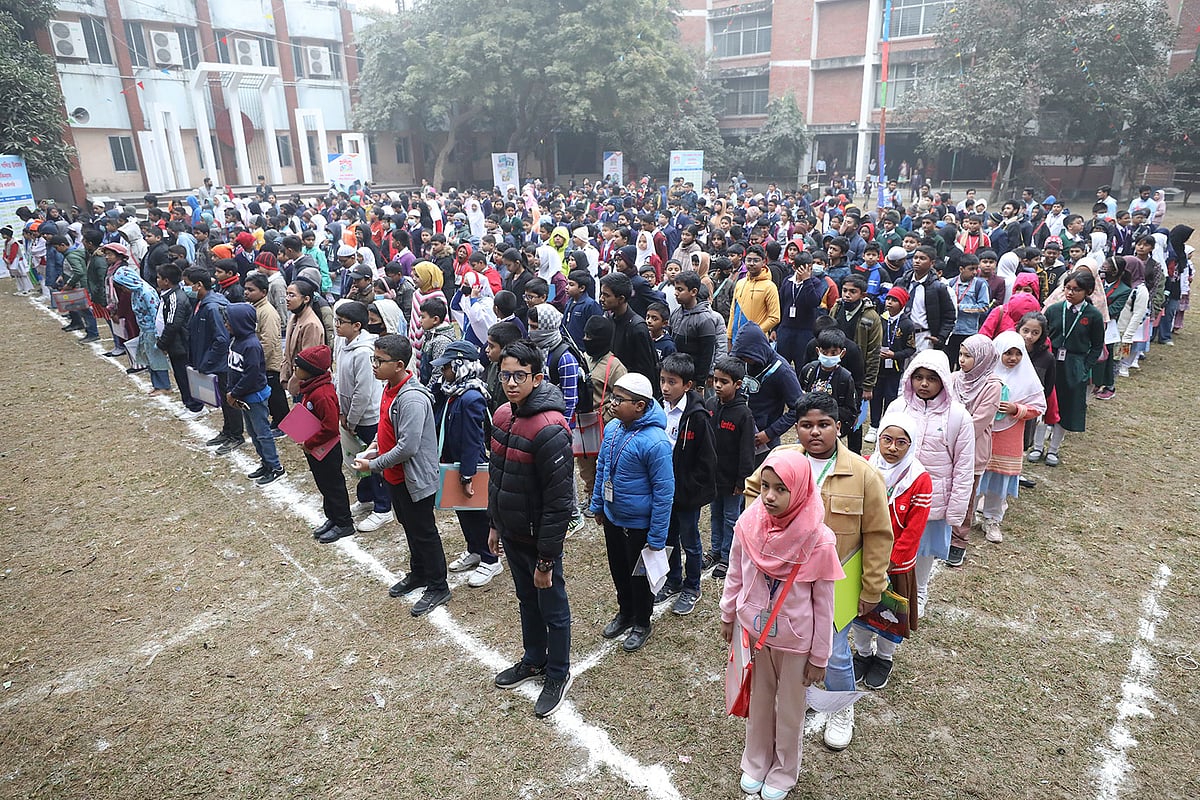 ঢাকা আঞ্চলিক গণিত উৎসবের উদ্বোধনে জাতীয় পতাকা উত্তোলনের সময় লাইনে দাঁড়িয়ে সম্মান জানায় বিভিন্ন শিক্ষাপ্রতিষ্ঠানের শিক্ষার্থীরা