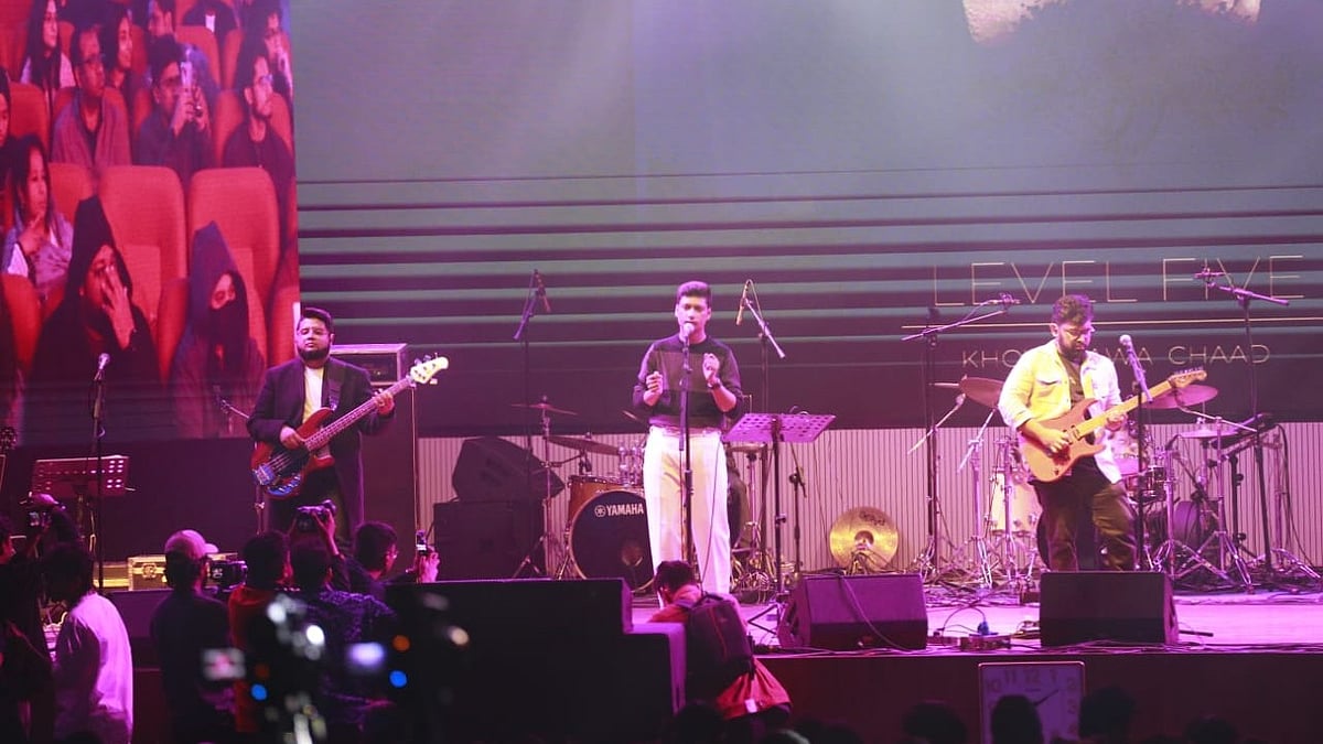 গতকাল রাতে সেনা প্রাঙ্গণে ‘ঢাকা ড্রিমস: কাবিশ লাইভ ইন কনসার্ট’-এ গাইছে লেভেল ফাইভ। ছবি: শুভ্র কান্তি দাশ