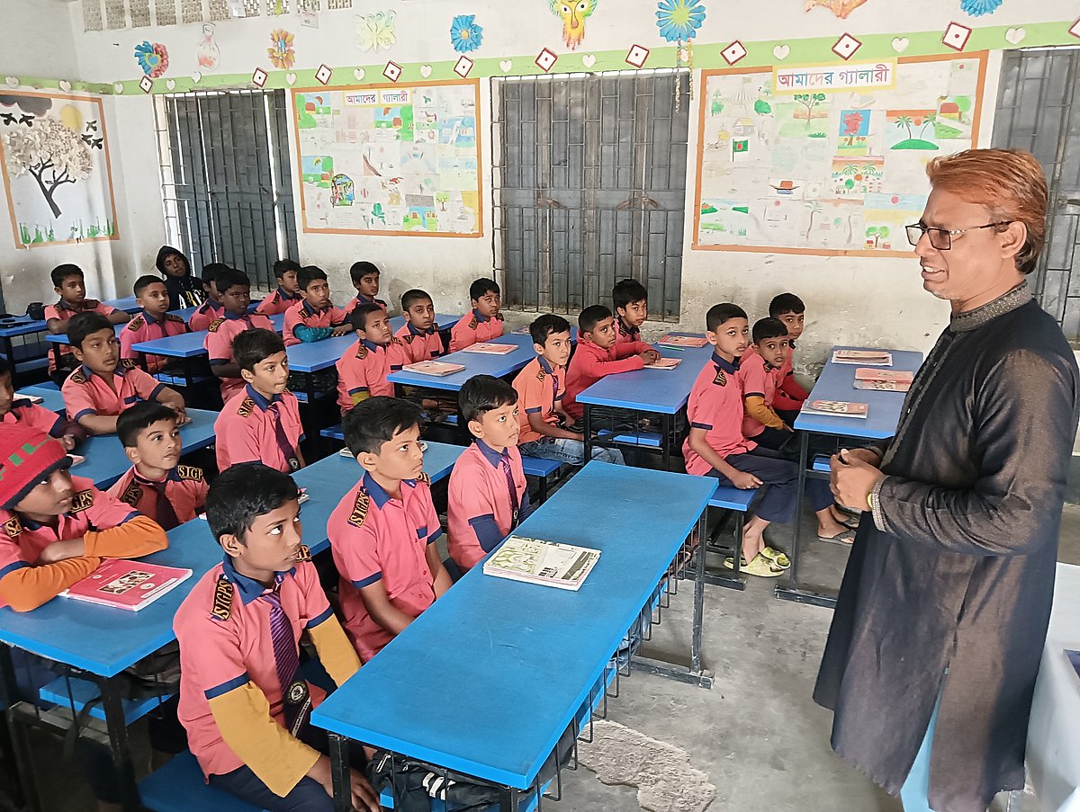 শ্রেণিকক্ষে পাঠদান করছেন শহিদুল ইসলাম। সম্প্রতি রাজবাড়ীর বালিয়াকান্দি উপজেলার স্বাবলম্বী ইসলামপুর সরকারি প্রাথমিক বিদ্যালয়ে