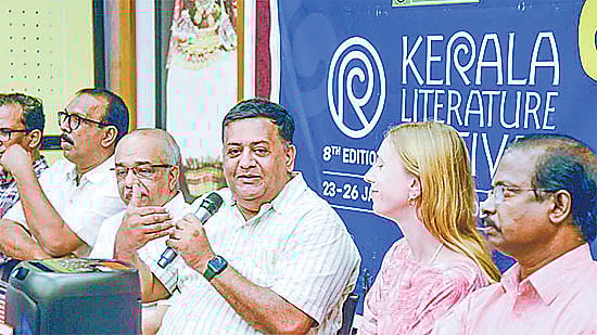 কেরালা লিটারেচার ফেস্টিভ্যালে অতিথিরা