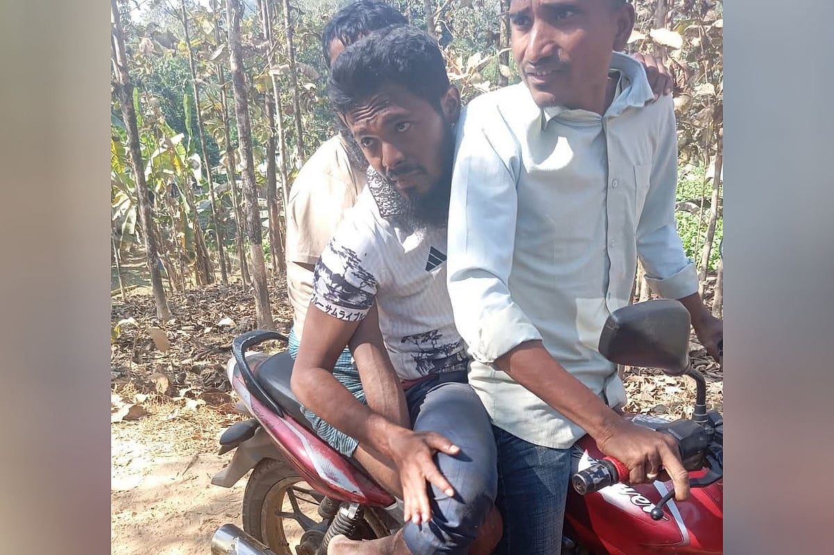 বান্দরবানের নাইক্ষ্যংছড়ি সীমান্তে স্থলমাইন বিস্ফোরণে আহত মো. রাসেলকে মোটরসাইকেলে হাসপাতালে নেওয়া হচ্ছে। বিস্ফোরণে তাঁর ডান পায়ের গোড়ালি ক্ষতবিক্ষত হয়। আজ দুপুরে