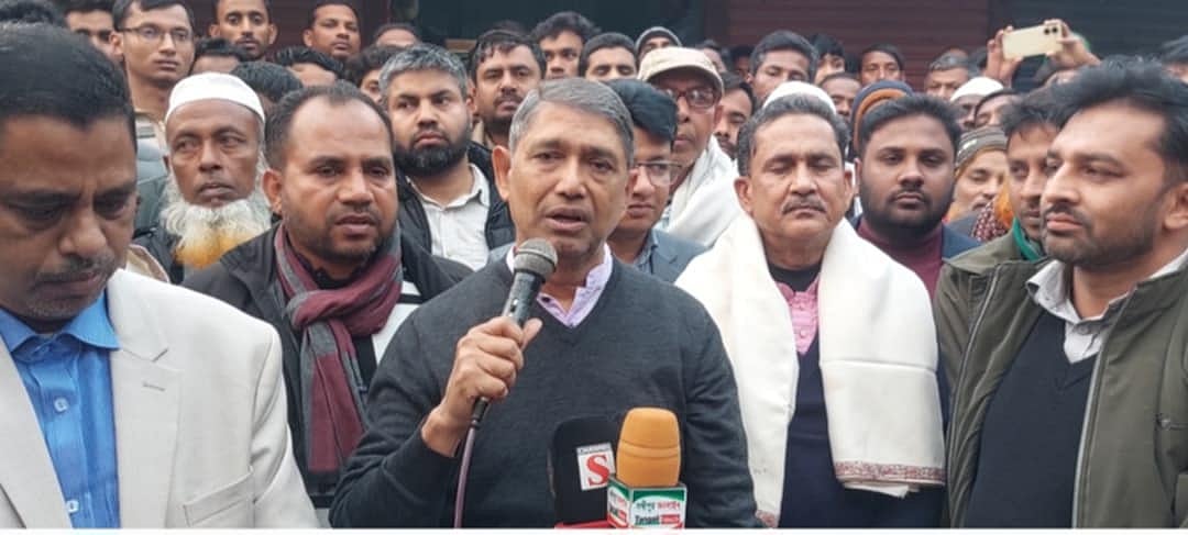 ব্যবসায়ী সালাম হত্যাকাণ্ডের সঙ্গে জড়িত ব্যক্তিদের গ্রেপ্তারের দাবিতে আয়োজিত মানববন্ধনে বক্তব্য দেন আহমেদ আযম খান। আজ শুক্রবার বিকেলে সখীপুরের হাসানগঞ্জ বাজারে