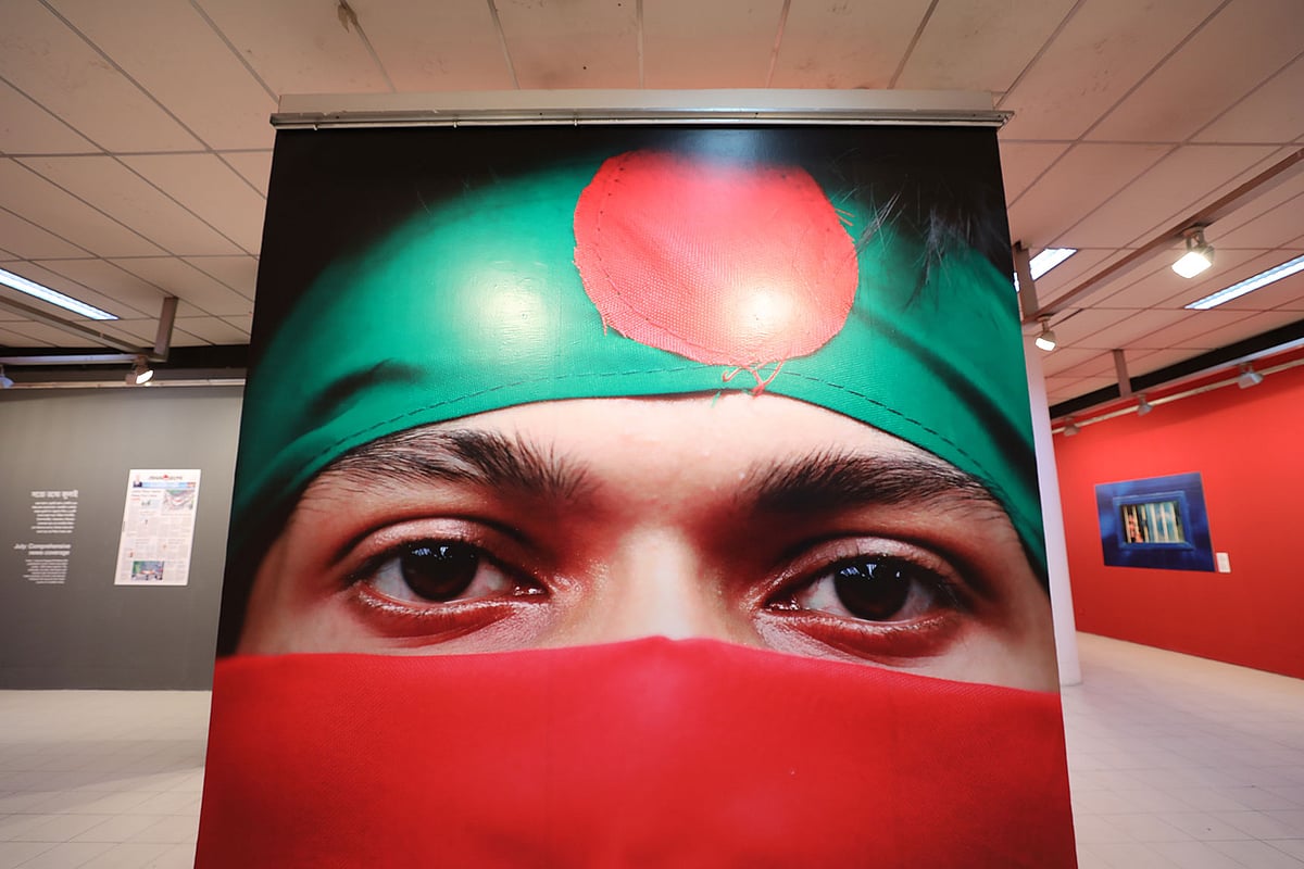 প্রদর্শনীর শুরুতেই চোখে পড়বে লাল-সবুজে ঢাকা প্রতিবাদী এক মুখের ছবি।