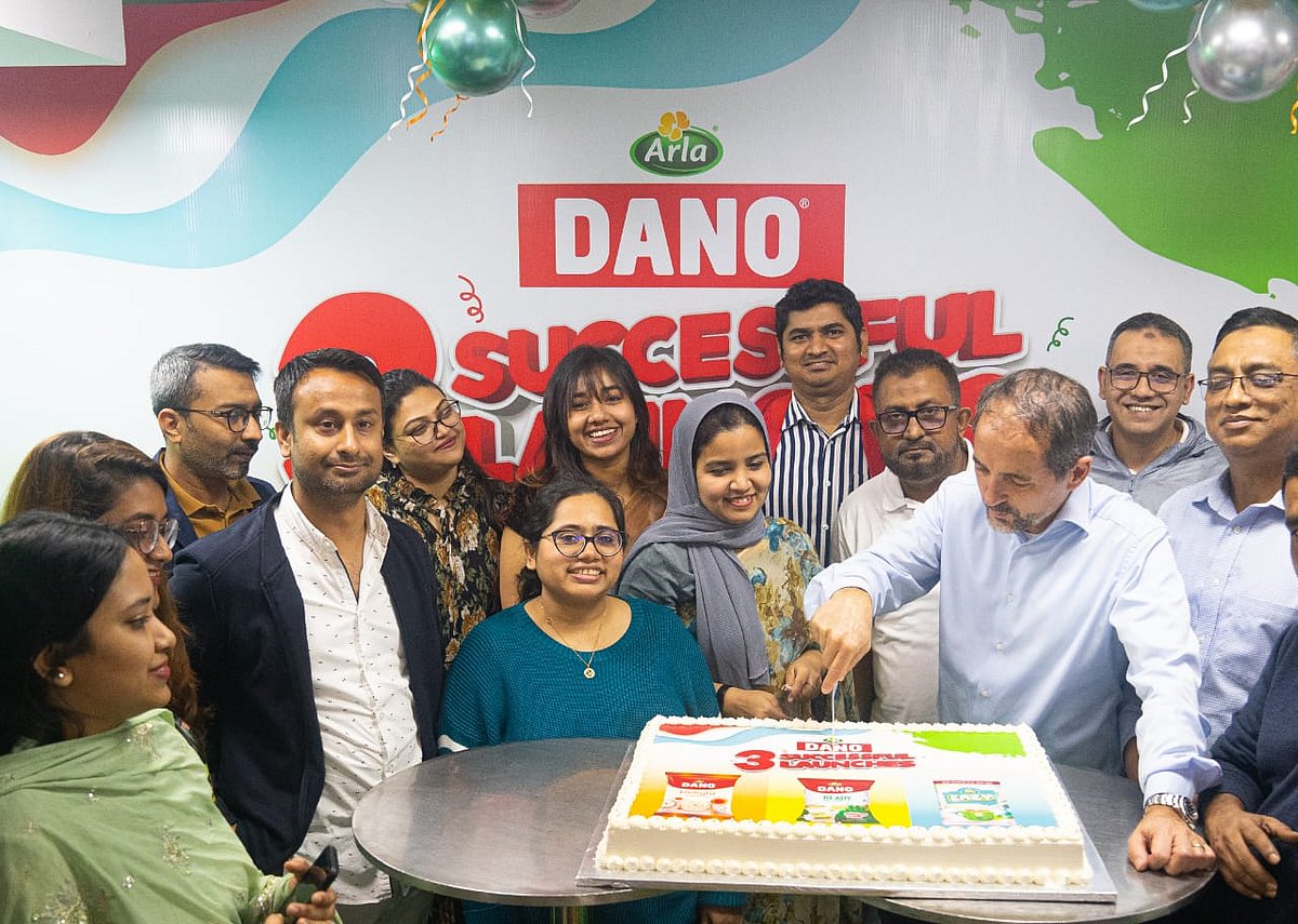 তিনটি ব্র্যান্ড সফলভাবে বাজারজাত করার সাফল্য কেক কেটে উদ্যাপন করে আরলা ফুডস বাংলাদেশ লিমিটেড