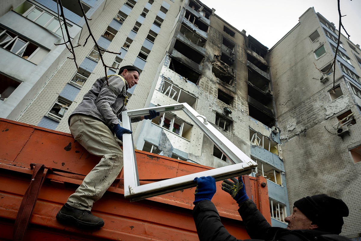 রুশ ড্রোন হামলায় ক্ষতিগ্রস্ত ভবনে উদ্ধারকাজ চালাচ্ছেন কর্মীরা। গতকাল কিয়েভে