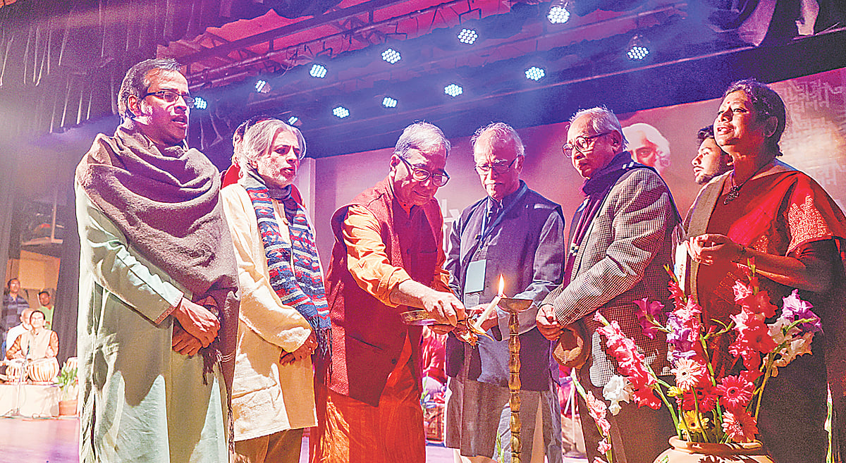 জাতীয় রবীন্দ্রসঙ্গীত সম্মেলনের দ্বিতীয় দিনের প্রদীপ প্রজ্বালন অনুষ্ঠান। (বাঁ থেকে) হামীম কামরুল হক, আলম খোরশেদ, ফকরুল আলম, মফিদুল হক, সুব্রত বড়ুয়া ও লাইসা আহমদ। গতকাল রাজধানীর ধানমন্ডির ছায়ানট ভবন মিলনায়তনে