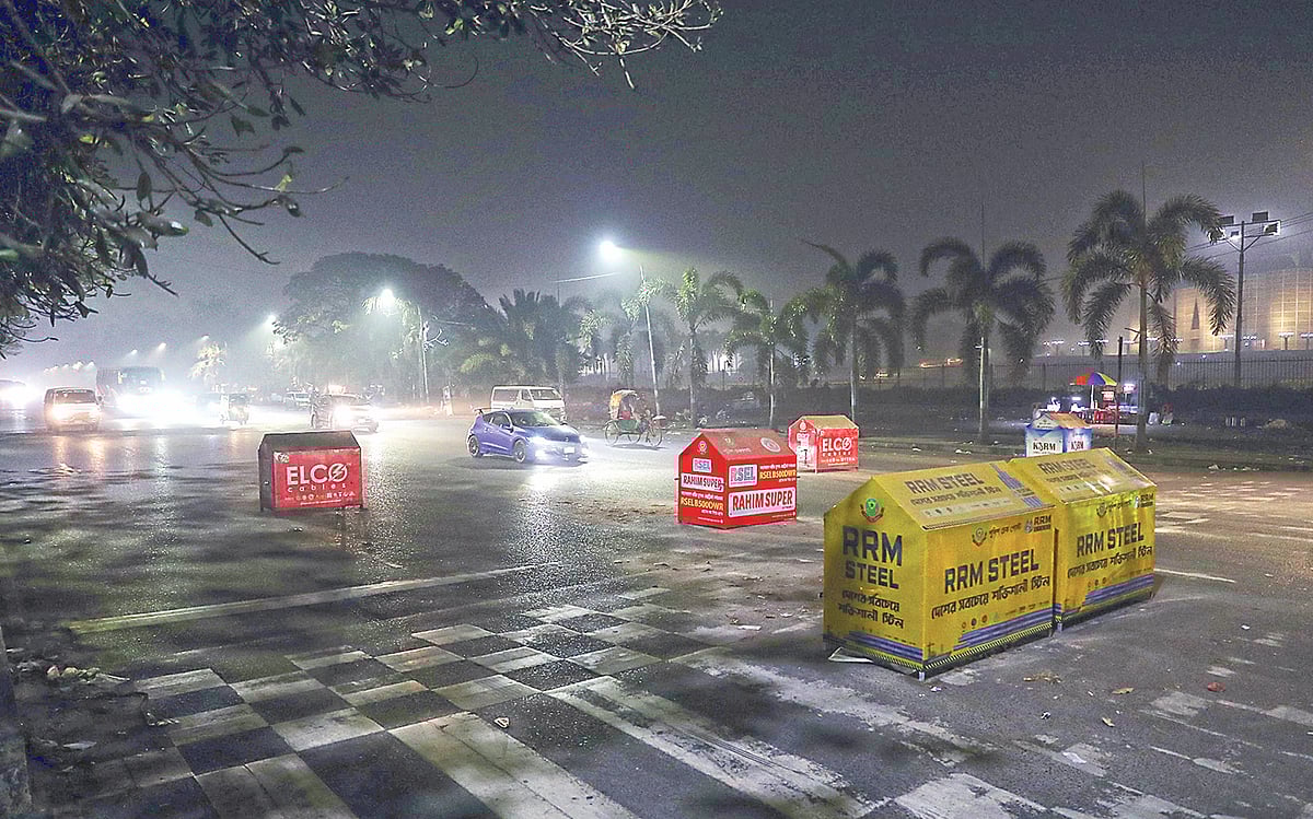 রাজধানীর মানিক মিয়া অ্যাভিনিউয়ে সংসদ ভবনের সামনে তল্লাশিচৌকি থাকলেও দেখা যায়নি কোনো পুলিশ সদস্যকে। শুক্রবার রাত ১২টা ৫ মিনিটে