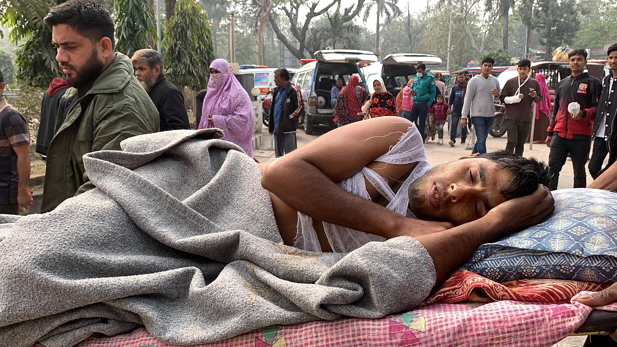 গুলিবিদ্ধ হাবিলকে উন্নত চিকিৎসার জন্য রাজশাহী মেডিকেল কলেজ হাসপাতালে আনা হয়। আজ বেলা সাড়ে ১১টার দিকে হাসপাতালের সামনে