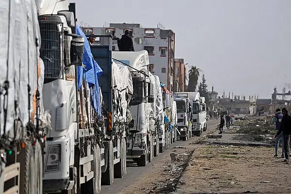 ফিলিস্তিনের গাজার পথে জাতিসংঘের ত্রাণবাহী ট্রাকের সারি