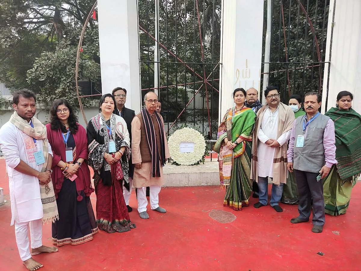 বিভিন্ন শাখা থেকে আগত প্রতিনিধিরা আজ শনিবার সকালে শহীদ মিনারে শ্রদ্ধা নিবেদন করেন