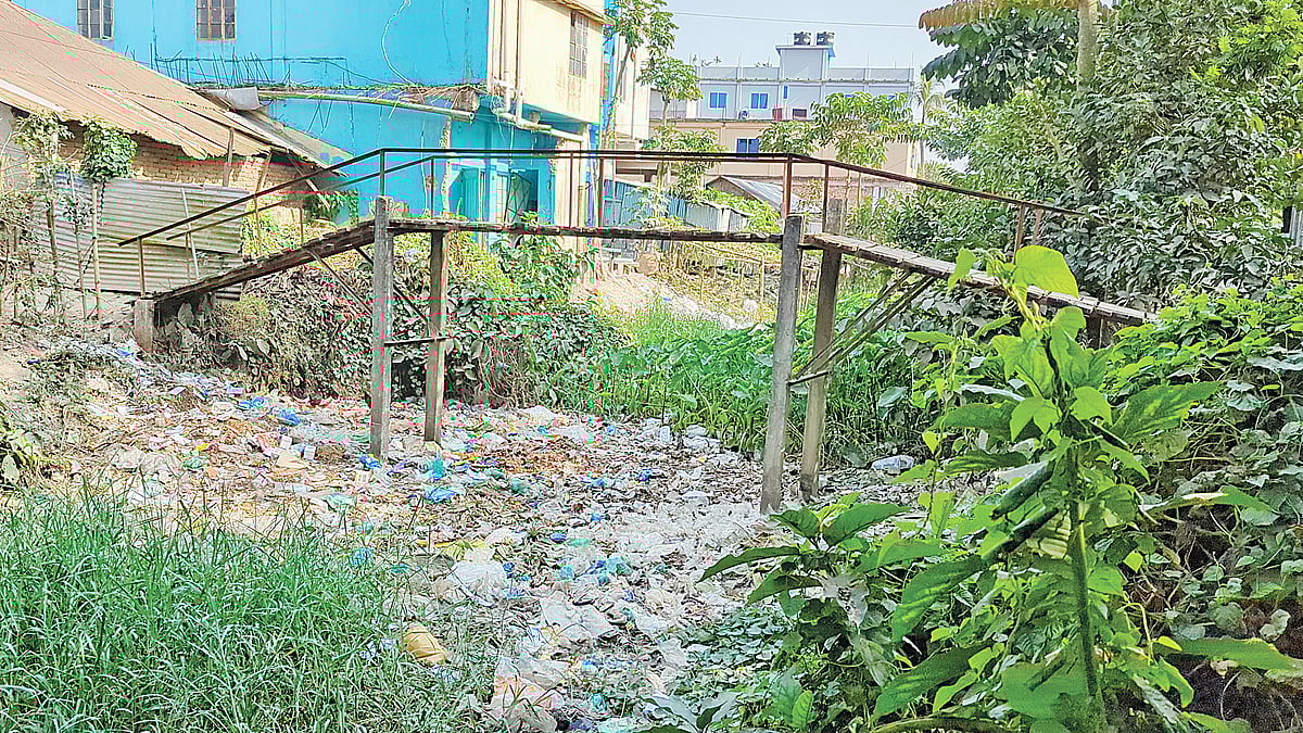 শরীয়তপুরের আংগারিয়া-বুড়িররহাট খালে ময়লা-আবর্জনা ফেলায় ভরাট হয়ে গেছে