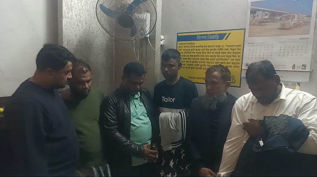 ডাকাত সন্দেহে আটক ব্যক্তিদের কয়েকজন