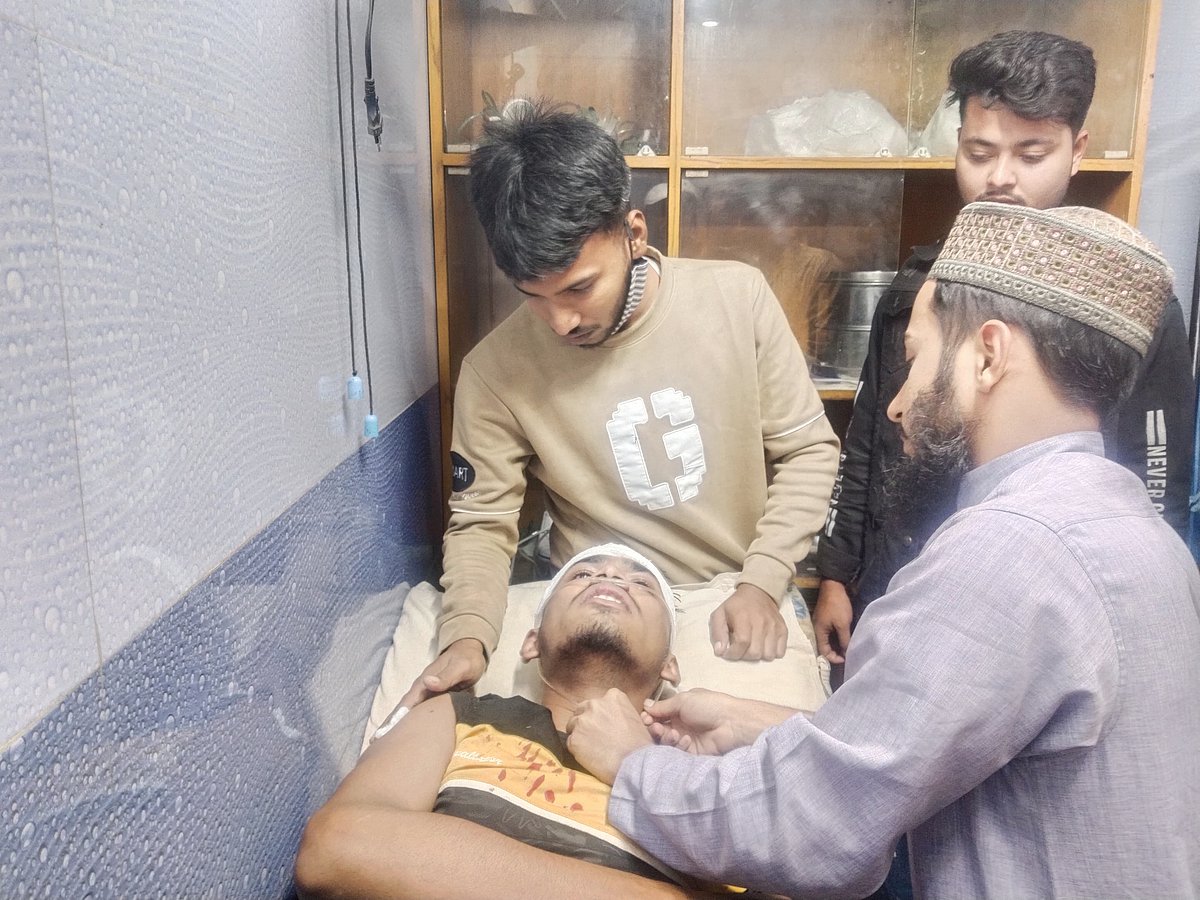 সমন্বয়ক নাদিম ইসলামকে প্রথমে আশুগঞ্জ উপজেলা স্বাস্থ্য কমপ্লেক্সে প্রাথমিক চিকিৎসা দেওয়া হয়। গতকাল শুক্রবার রাতে