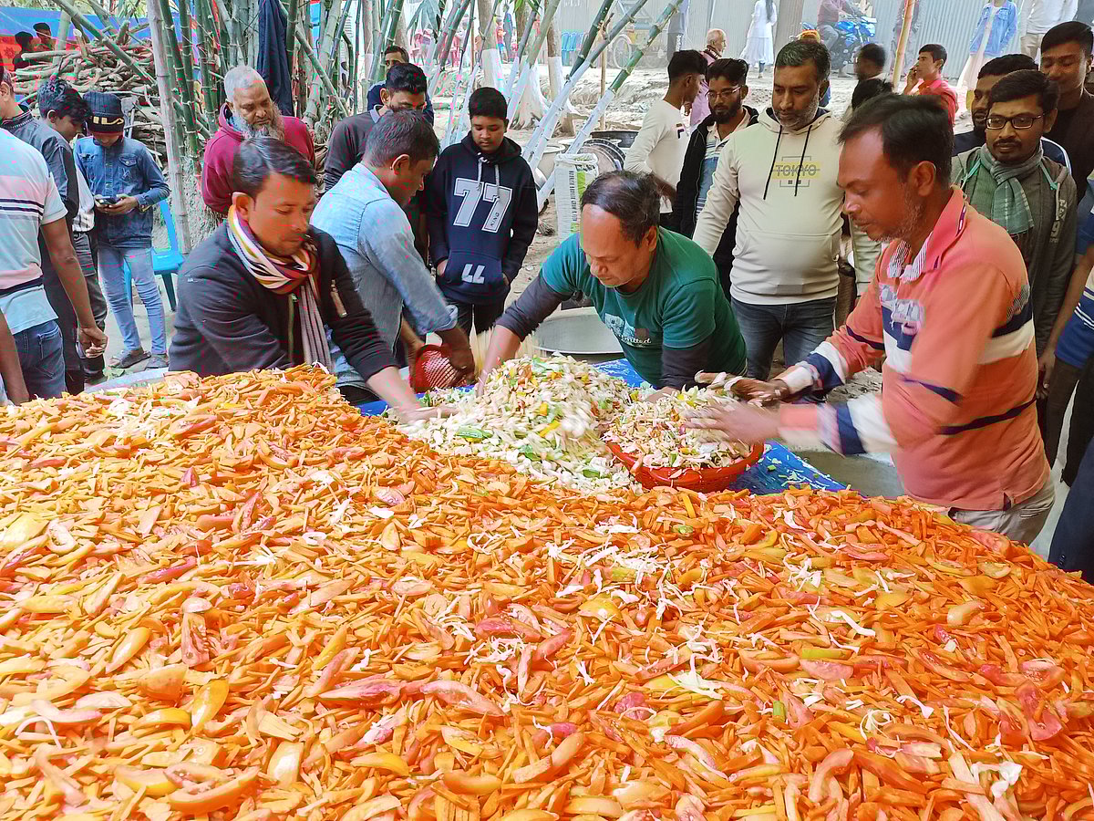 ১০৫ মণ সবজি কেটেকুটে রাখা হয়েছে বিশাল টেবিলজুড়ে। খিচুড়ি রান্নার জন্য সেখান থেকে ডেগে নেওয়া হয় এসব। গতকাল বিকেলে পাবনার বেড়া পৌর এলাকার দক্ষিণপাড়া মহল্লায়
