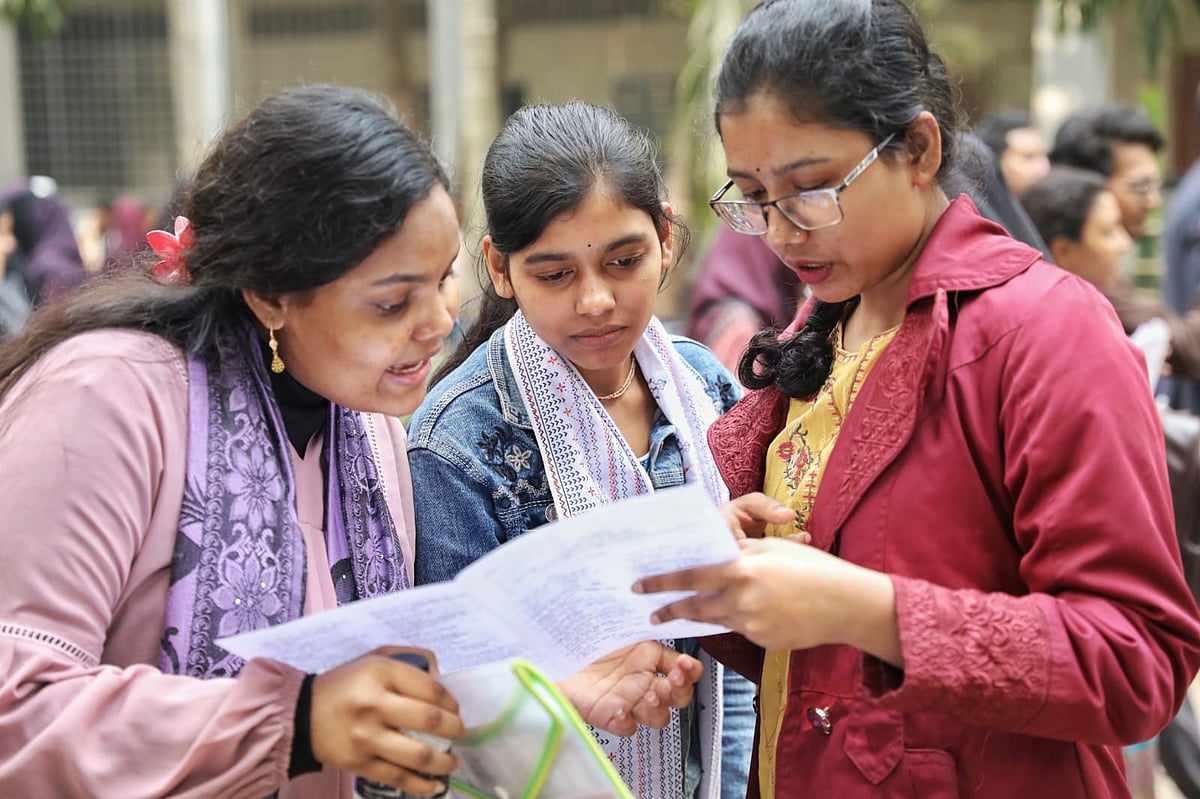 ঢাকা বিশ্ববিদ্যালয় কলা ইউনিটের ভর্তি পরীক্ষায় প্রতিটি আসনের বিপরীতে প্রতিদ্বন্দ্বিতা করেছেন ৪৩ জন শিক্ষার্থী। কলা ভবন কেন্দ্র, ২৫ জানুয়ারি