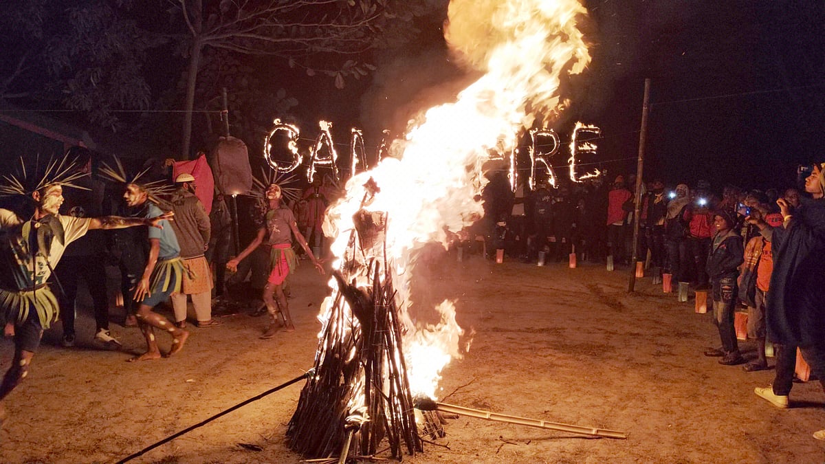 রাজশাহীর গোদাগাড়ীতে ‘আলোর পাঠশালায়’ অনুষ্ঠিত স্কাউট ক্যাম্পে ‘তাঁবু জলসায়’ আয়োজিত হয় ক্যাম্প ফায়ার। গতকাল রাতে বাবুডাইং এলাকায়