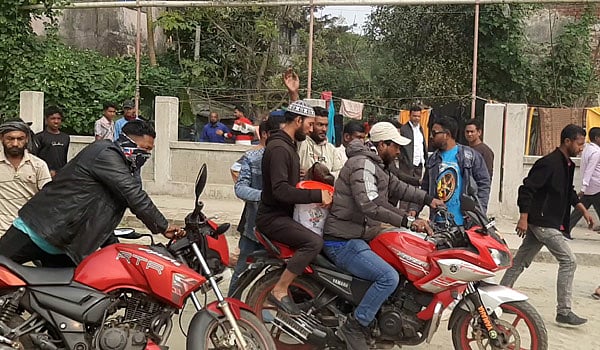 বিএনপির কমিটি গঠনের জন্য ভোটকেন্দ্রে রাখা ব্যালট বাক্স ছিনিয়ে নিয়ে যাচ্ছেন যুবদলের নেতা-কর্মীরা। শনিবার দুপুরে বাগেরহাটের মোংলা পৌরসভার দিগন্ত সরকারি প্রাথমিক বিদ্যালয়ে