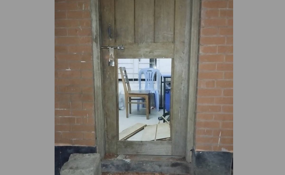 বরিশাল বিশ্ববিদ্যালয়ে ছাত্রলীগ কর্মীকে আটকে রাখার পর দরজা ভেঙে ছাড়িয়ে নিয়ে যান তাঁর সহপাঠীরা