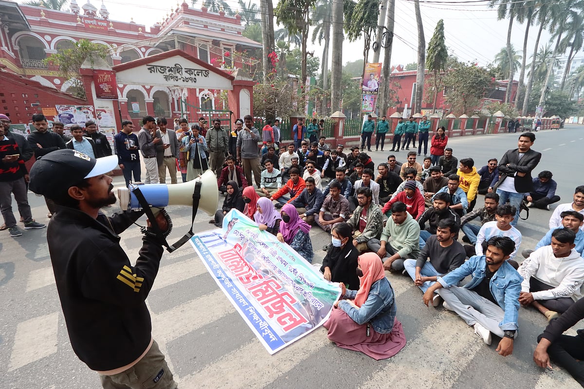 রাজশাহী কলেজের ডিগ্রি প্রথম বর্ষের শিক্ষার্থী মো. শিমুলের ‘রহস্যজনক’ মৃত্যুর সুষ্ঠু তদন্তের দাবিতে রাজশাহী কলেজের সামনে সড়ক অবরোধ করে বিক্ষোভ করেন শিক্ষার্থীরা