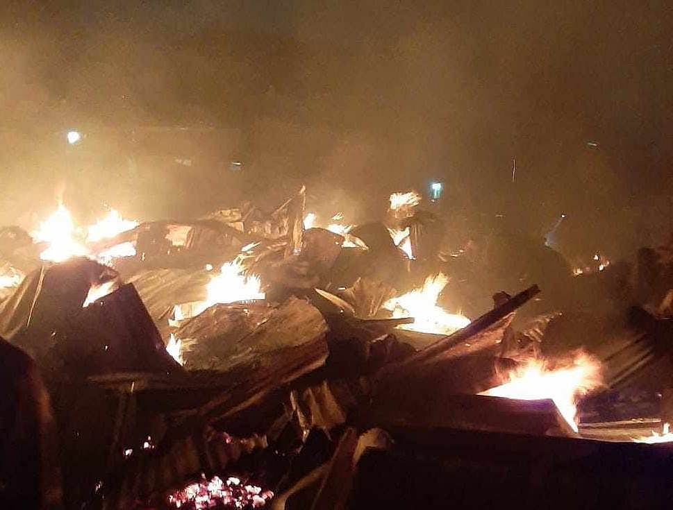 আগুনে পুড়ছে বস্তির ঘর