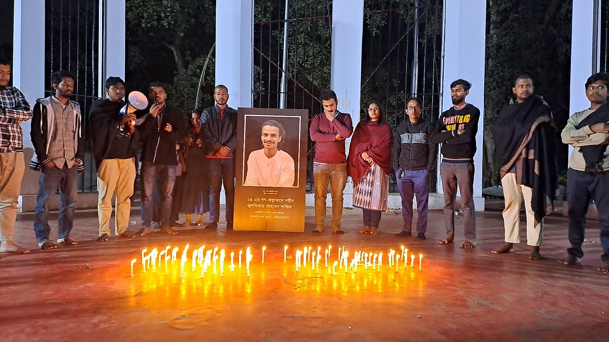 জুলাই গণ-অভ্যুত্থানে শহীদ জুলফিকার আহমেদ শাকিলের ২৩তম জন্মবার্ষিকীতে কেন্দ্রীয় শহীদ মিনারে মোমবাতি প্রজ্বালন করা হয়। ঢাকা, ২৫ জানুয়ারি