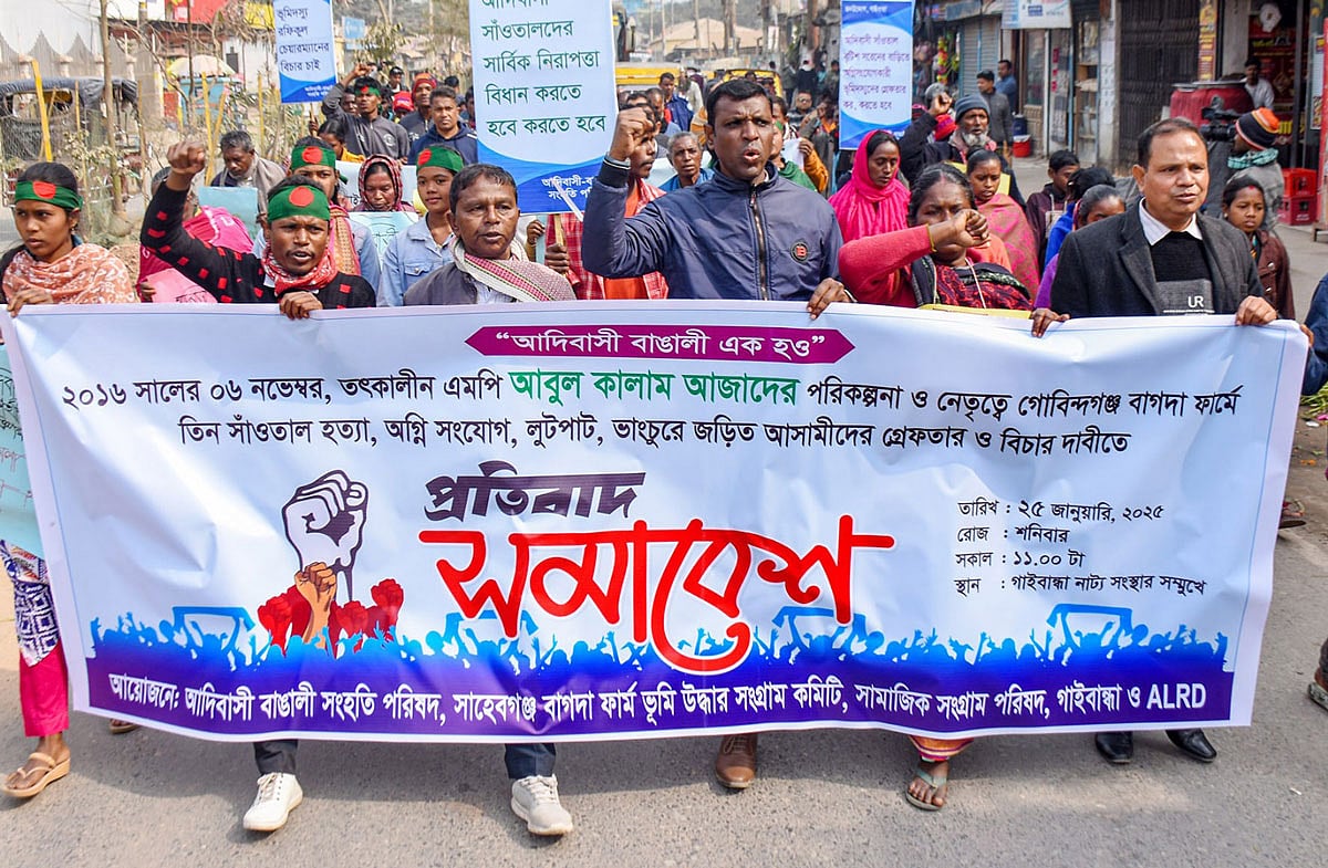 তিন সাঁওতাল হত্যা মামলার আসামি সাবেক সংসদ সদস্য আবুল কালাম আজাদসহ অন্য আসামিদের গ্রেপ্তারের দাবিতে বিক্ষোভ মিছিল হয়েছে। শনিবার দুপুরে গাইবান্ধা শহরে