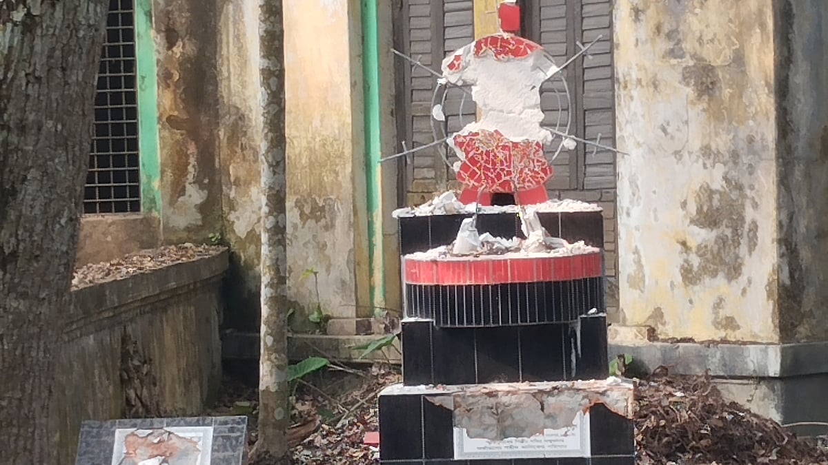 নড়াইলে ৯০-এর গণঅভ্যুত্থানে অংশ নেওয়া ছাত্রলীগ নেতা সুব্রত সাহা মানিকের স্মৃতিস্তম্ভ ভাঙচুর। শনিবার নড়াইল সরকারি ভিক্টোরিয়া কলেজের পূর্ব পাশে