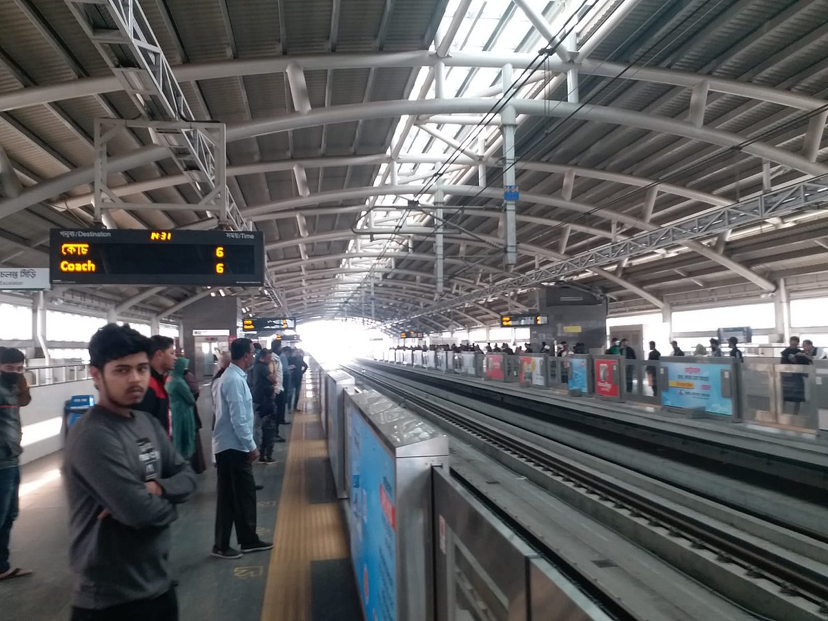 কারওয়ান বাজার স্টেশনে মেট্রোরেলের অপেক্ষায় কয়েকজন যাত্রী