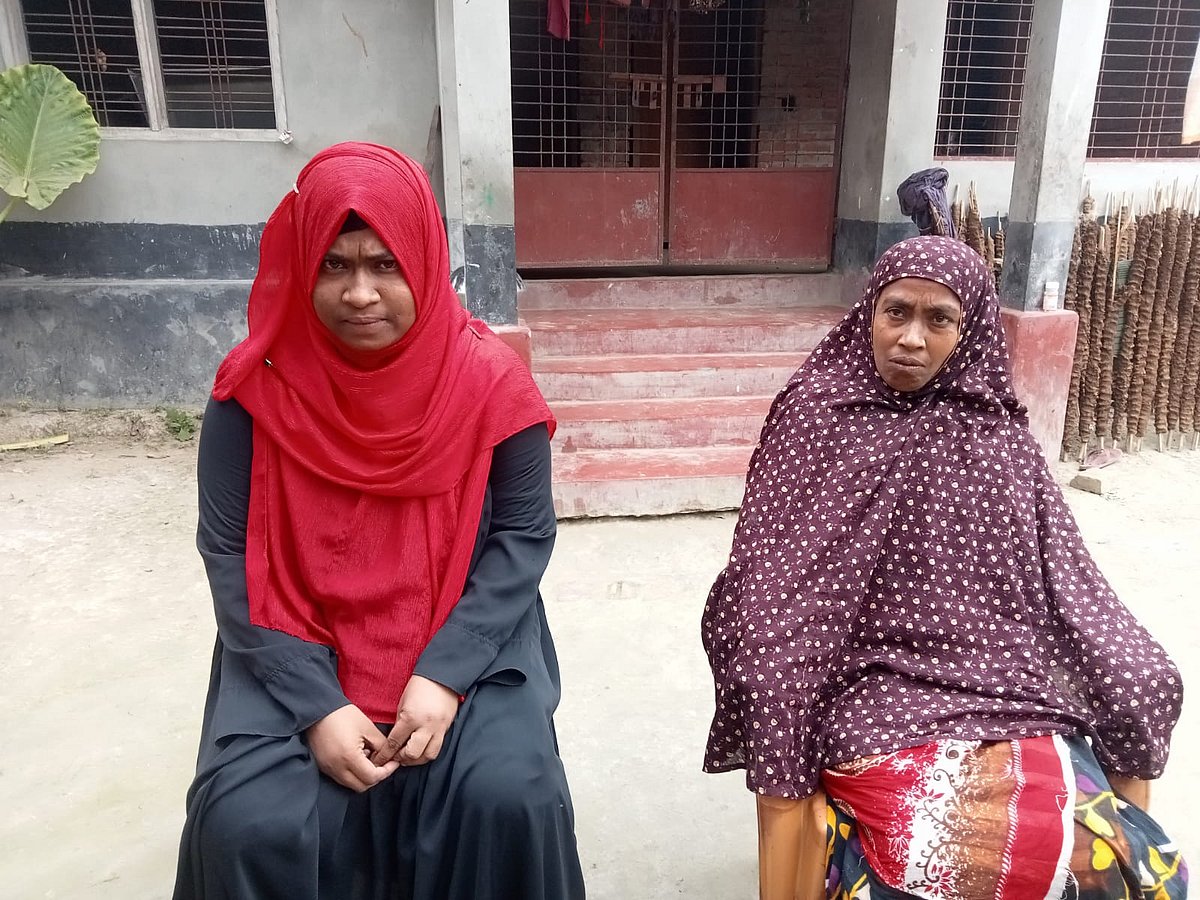 মা শামছুন্নাহার বেগমের সঙ্গে নাদিরা খাতুন (বাঁয়ে)। বৃহস্পতিবার সাতক্ষীরার কলারোয়া উপজেলার বোয়ালিয়া গ্রামের সরদারপাড়ায়